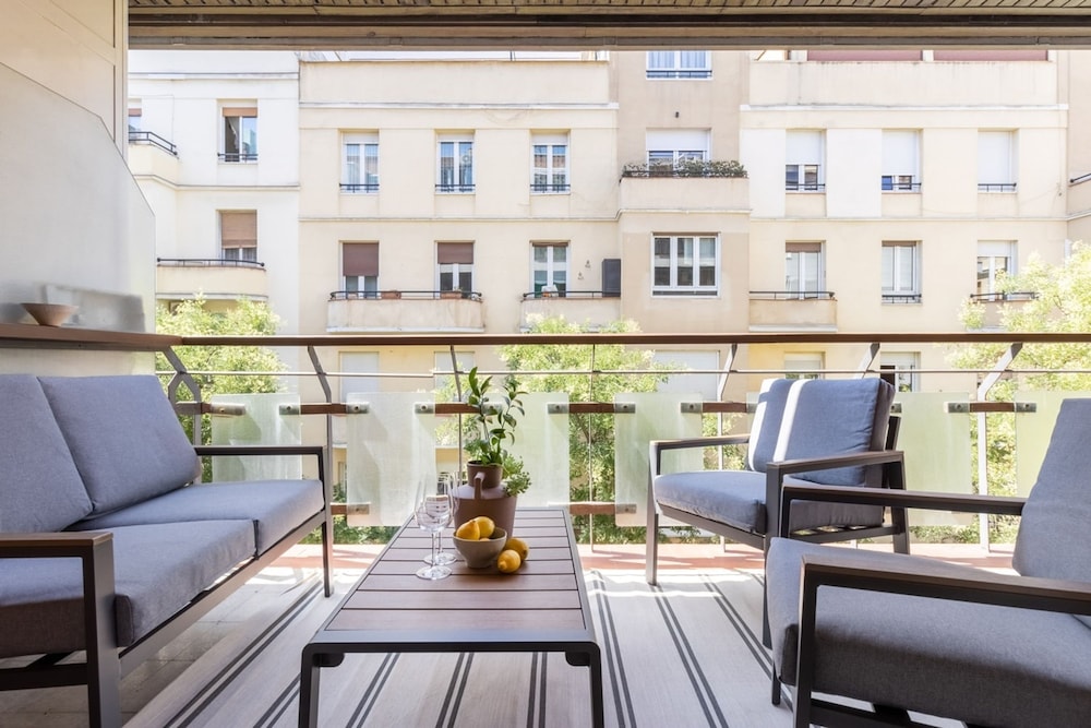 Mondragone - 1 Bedroom and Terrace in Goya