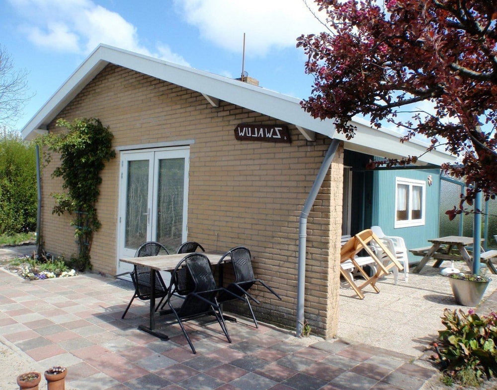Nice Bungalow With a Sunny Garden