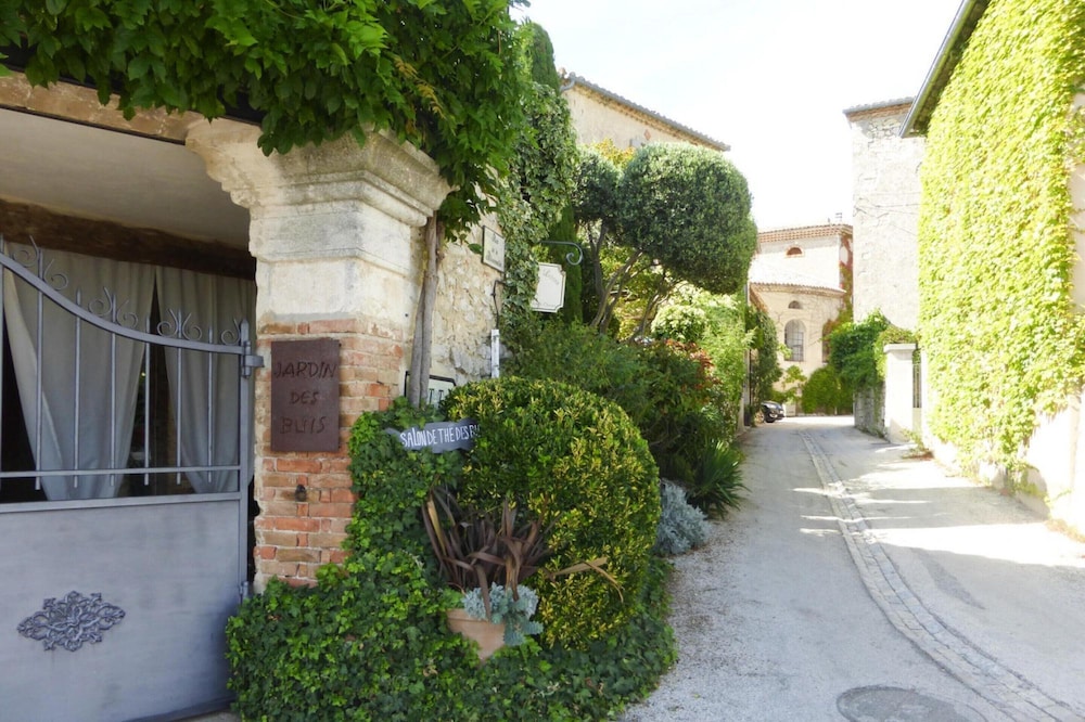 Nice Holiday Home With Private Terrace, Arpaillargues-et-aureillac