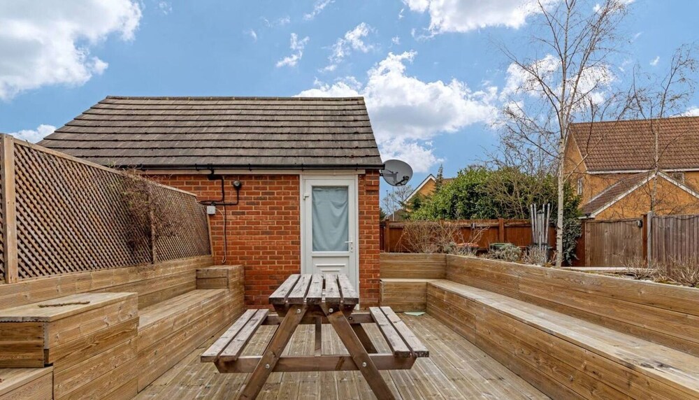 Large 5BR Home in Bedford Ideal for big Groups view 3