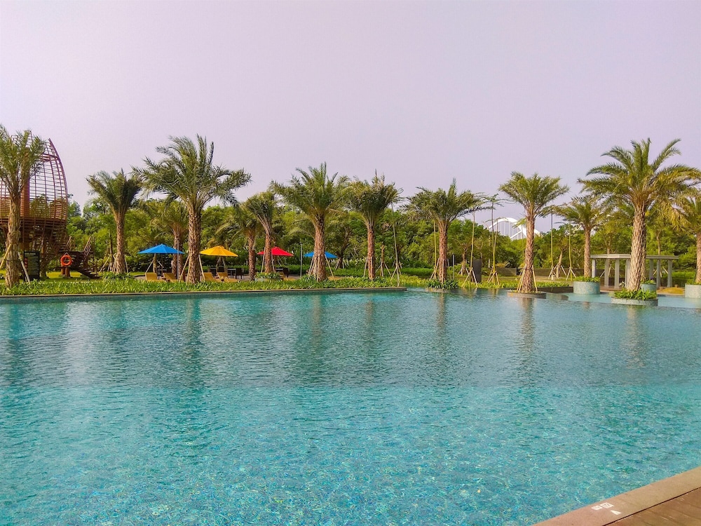 New Studio with Sea View at Gold Coast Apartment view 3