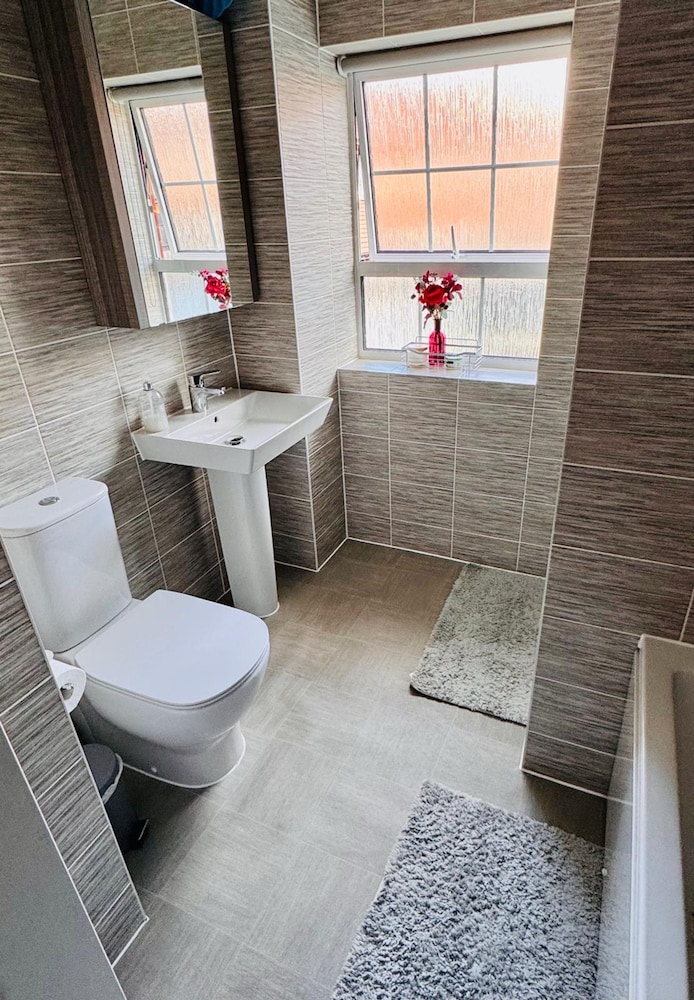 Luxurious Majestic 4 Bedroom- Free Parking