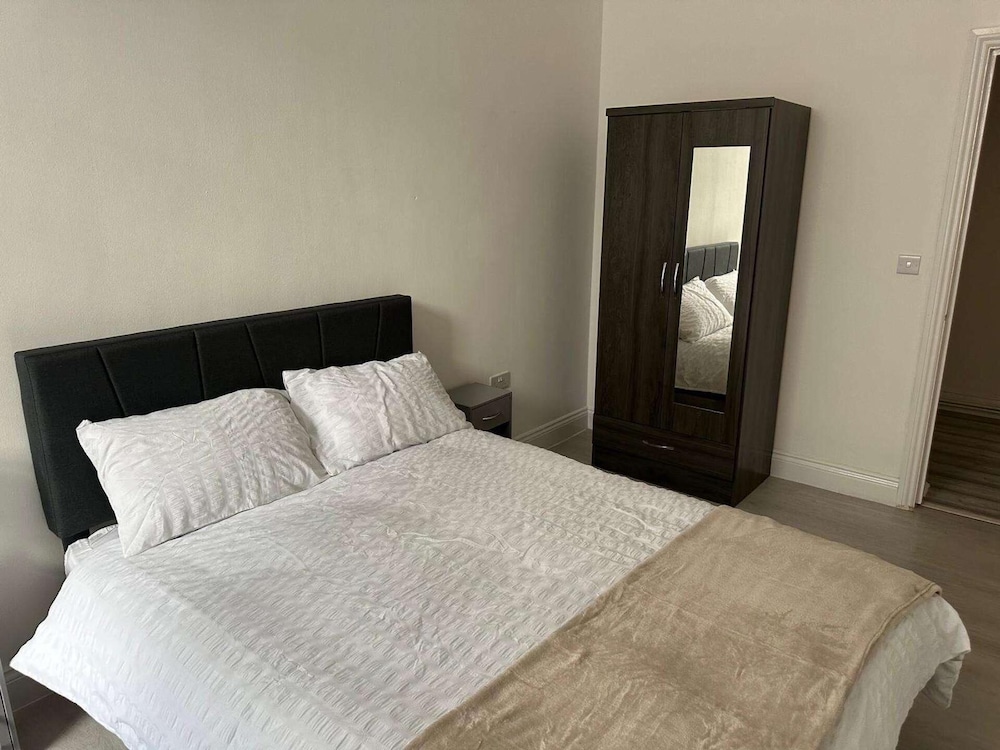 Immaculate 1-bed Apartment in Walton on the Naze view 2