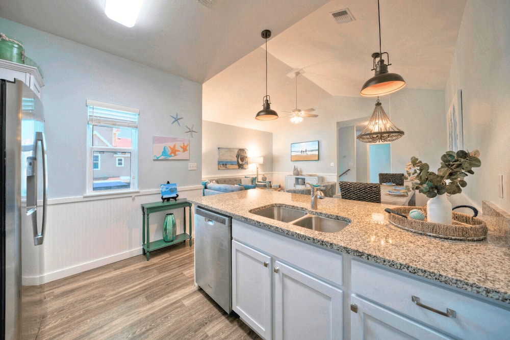 Sleeps 23, 2 Beachside Homes Resort Pool, Walk to the Beach, Balcony + Yard