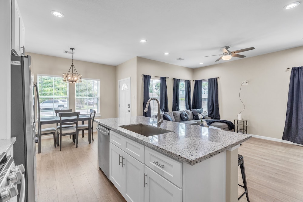 Chic Pet Friendly 3br Duplex In Amazing Location 3 Bedroom Duplex
