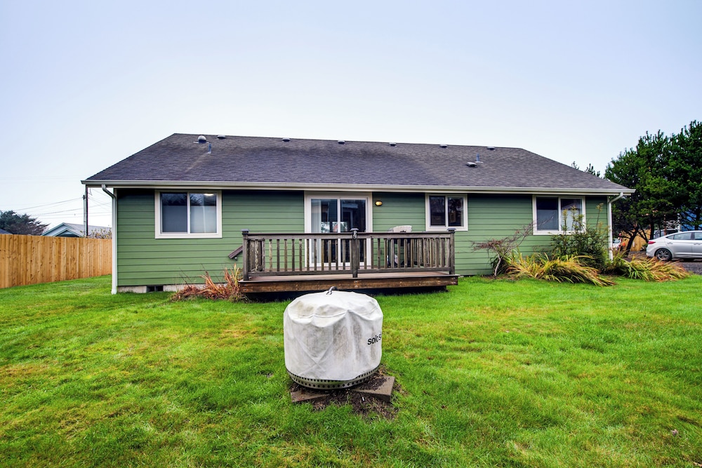 < 2 Blocks to Beach! Pet-friendly Home in Moclips