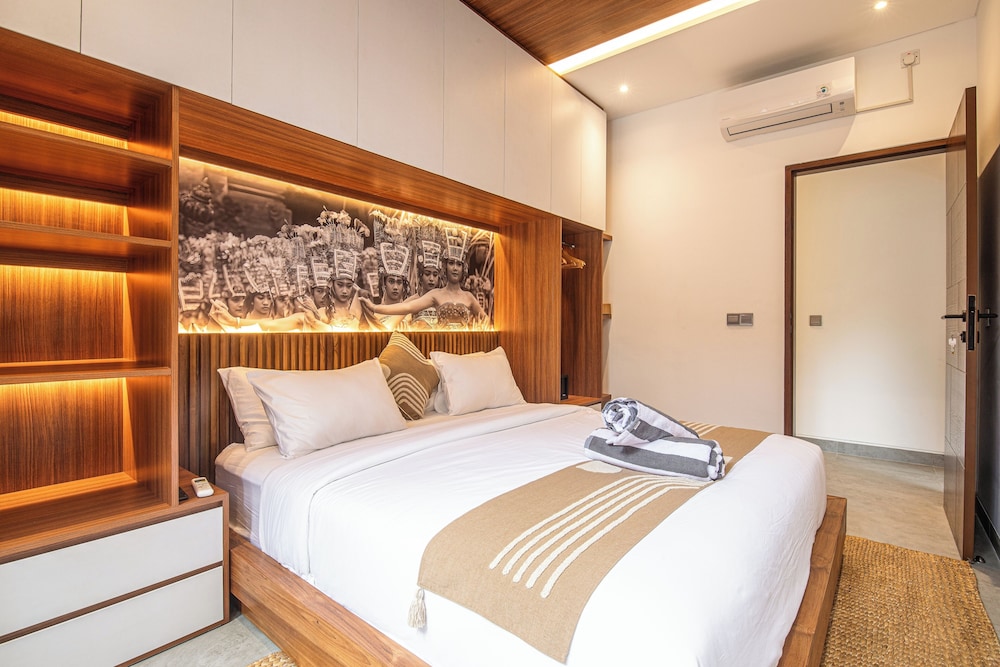 Enchanting 5BR Canggu Villa Moments to Sea
