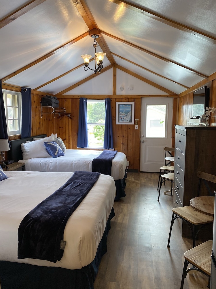 Lamplighter Cabins & Suites
