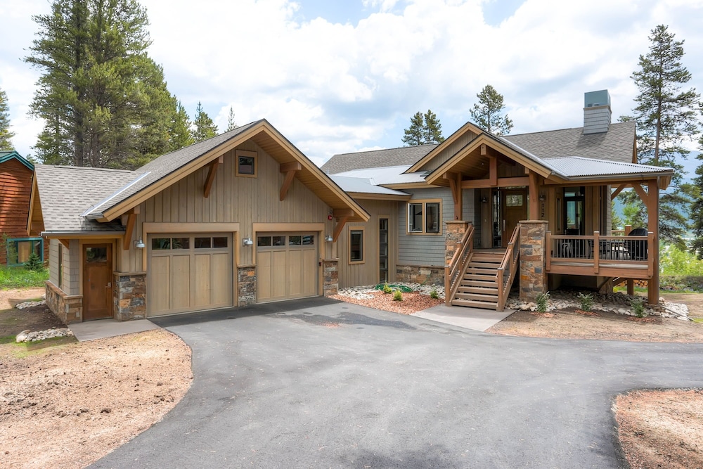 Sunrise Ski Haus 4 Bedroom Home by RedAwning
