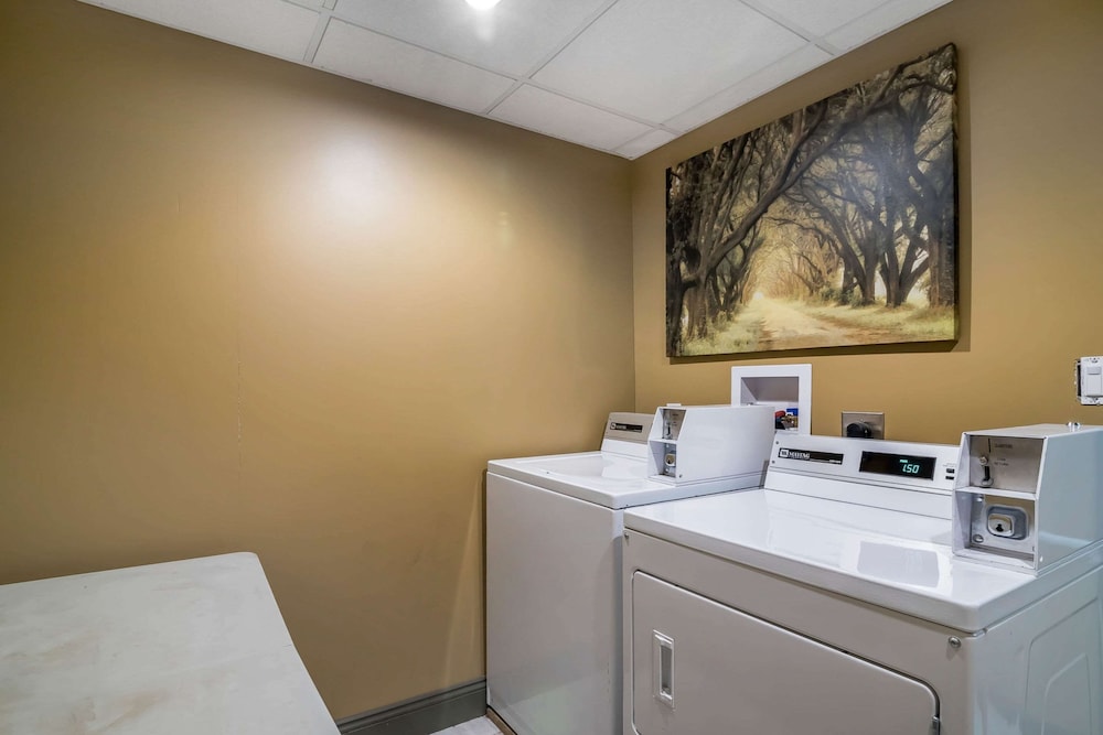 Binghamton Vacations - Econo Lodge Inn And Suites - Property Image 8