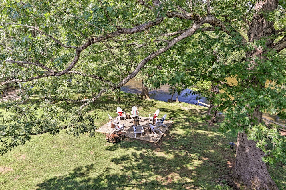 3 Mi to Great Smoky Mtn NP: Riverfront Retreat view 4
