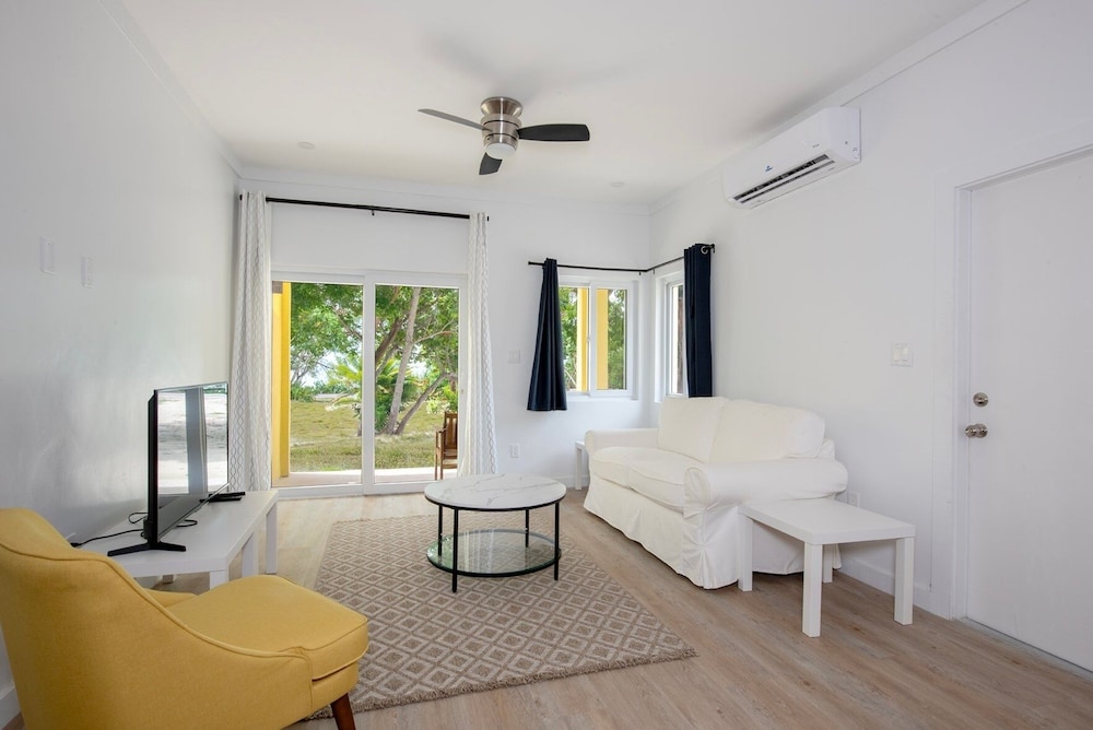 Laughing Bird Studio #7 - Brand New Stylish Apartment, Pool, Bea 1 Bedroom Condo, photo 46