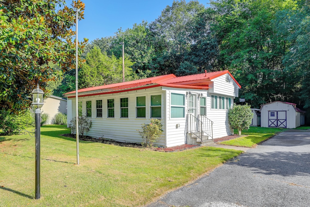 12 Mi to Dtwn Lewes & Beach: Delaware Home w/ Deck
