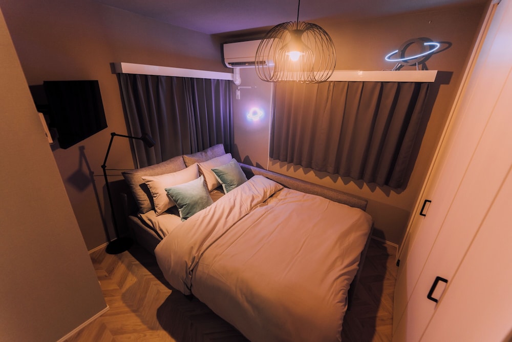 Shinjuku Neon Den 102