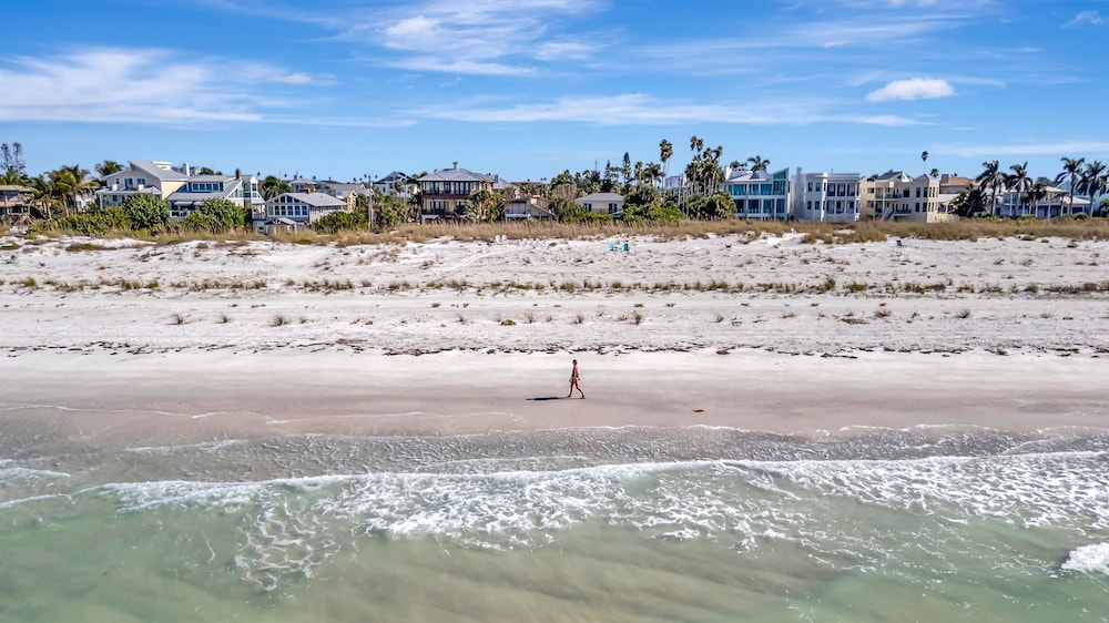 Snowbirds in Luxury 60 Second Walk to the Beach