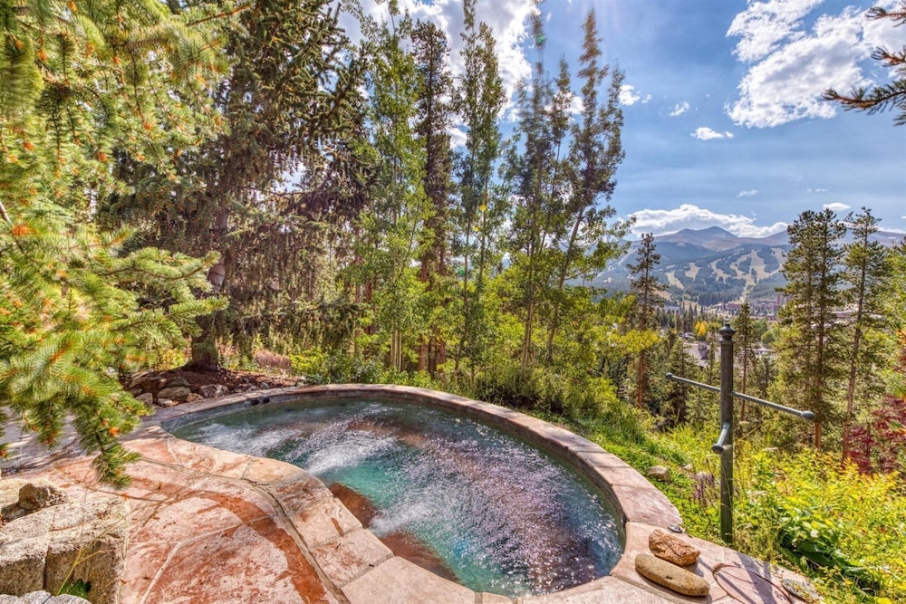 Breckenridge 5 Bedroom Luxury Home w/ Hot Tub & Views!
