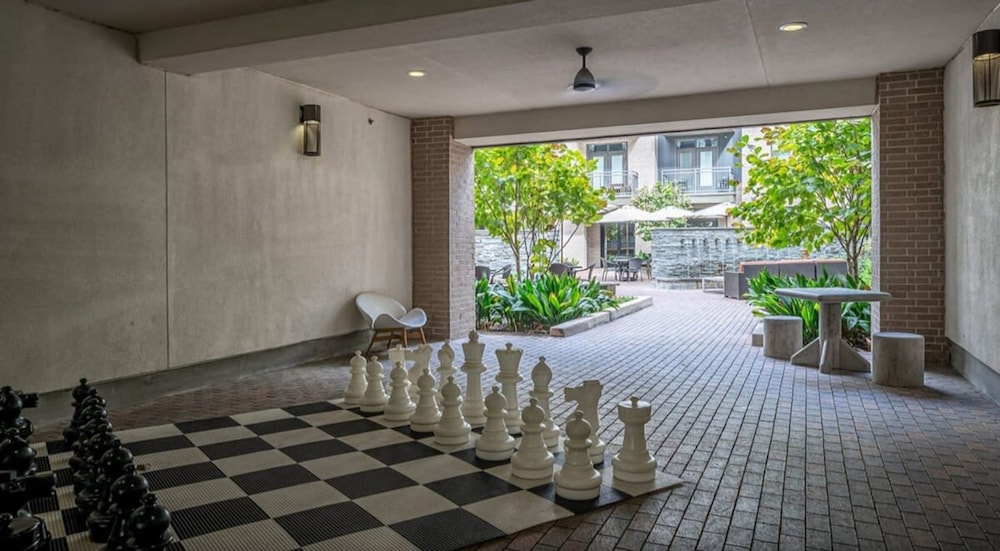 Revive Tanglewood Stunning 2BR in Uptown Houston