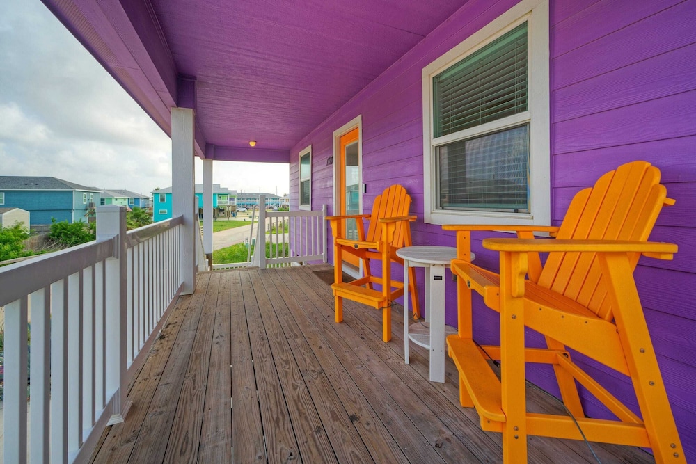 Purple Parrot by Avantstay Heated Pool, Beach Access & Central Port A Location
