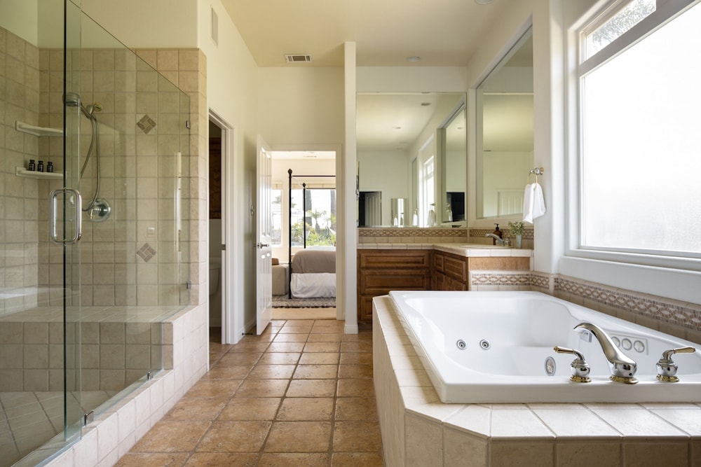 Villa Verdot by Avantstay Spectacular 6 BR Estate w Pool Hot Tub Tennis B-ball Courts