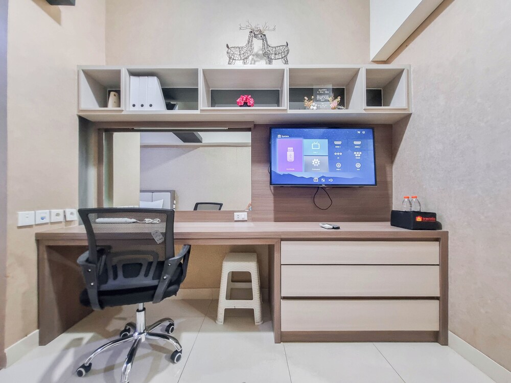 Cozy And Warm Studio Room At Uttara The Icon Apartment