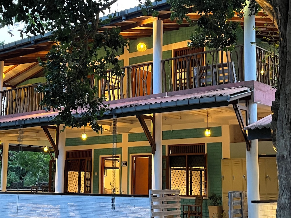 Funky Leopard Safari Lodge Bordering Yala National Park - Hostel