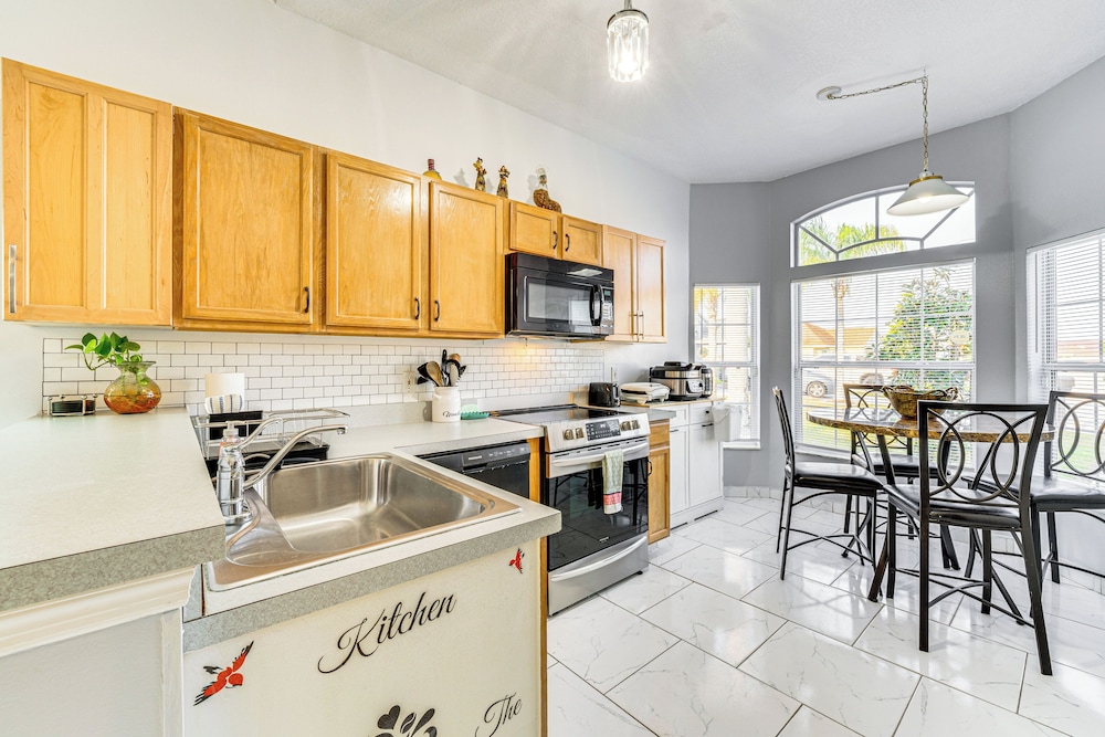 Private Pool & Yard: Family Getaway in Davenport