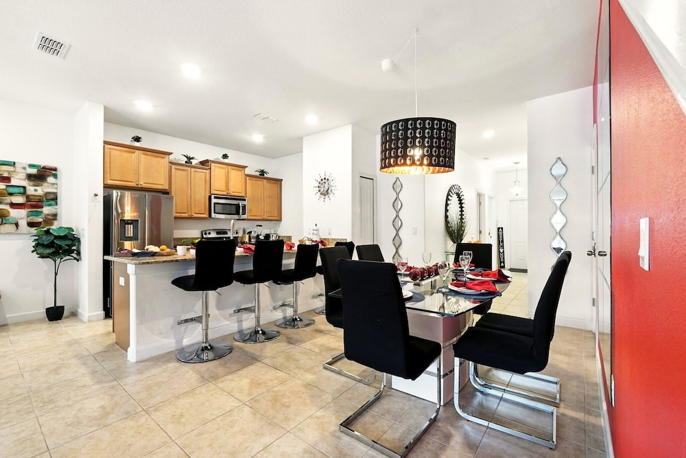 Vibrant 5BR Family Retreat in Storey Lake!