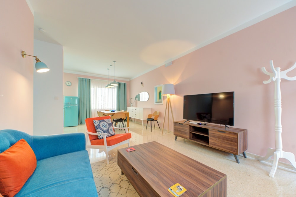 Colourful Spacious Maisonette with Yard photo 1