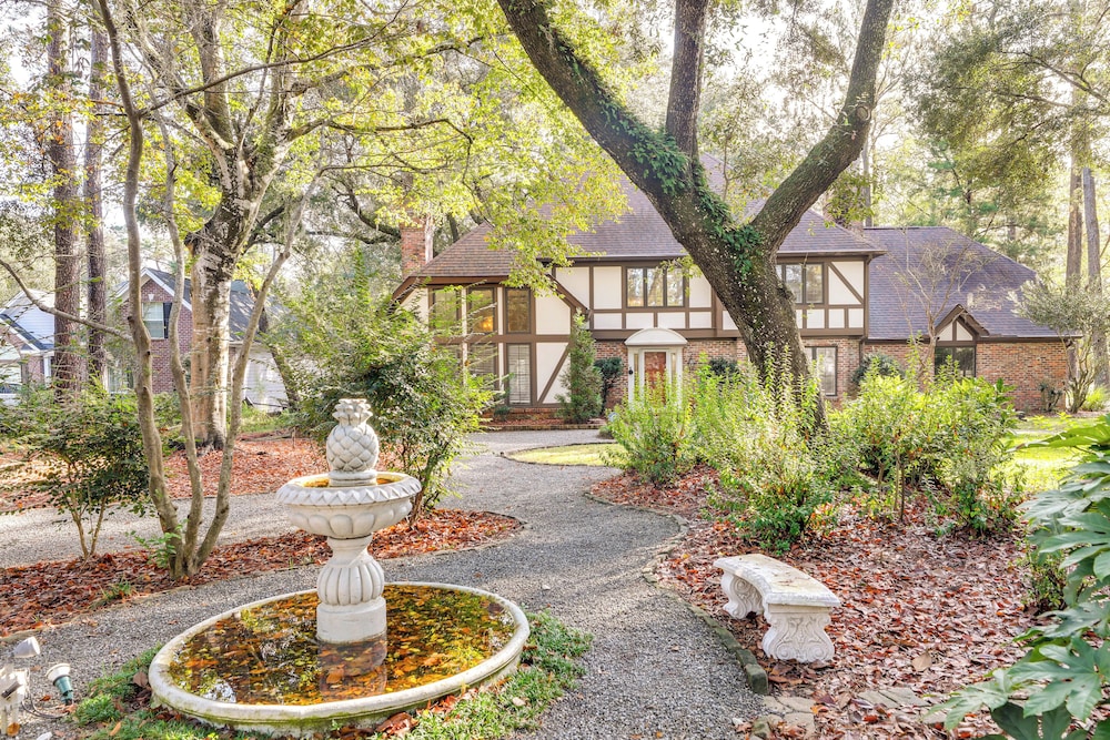 Pets Welcome, Golf Course View: Legend Oaks Home!