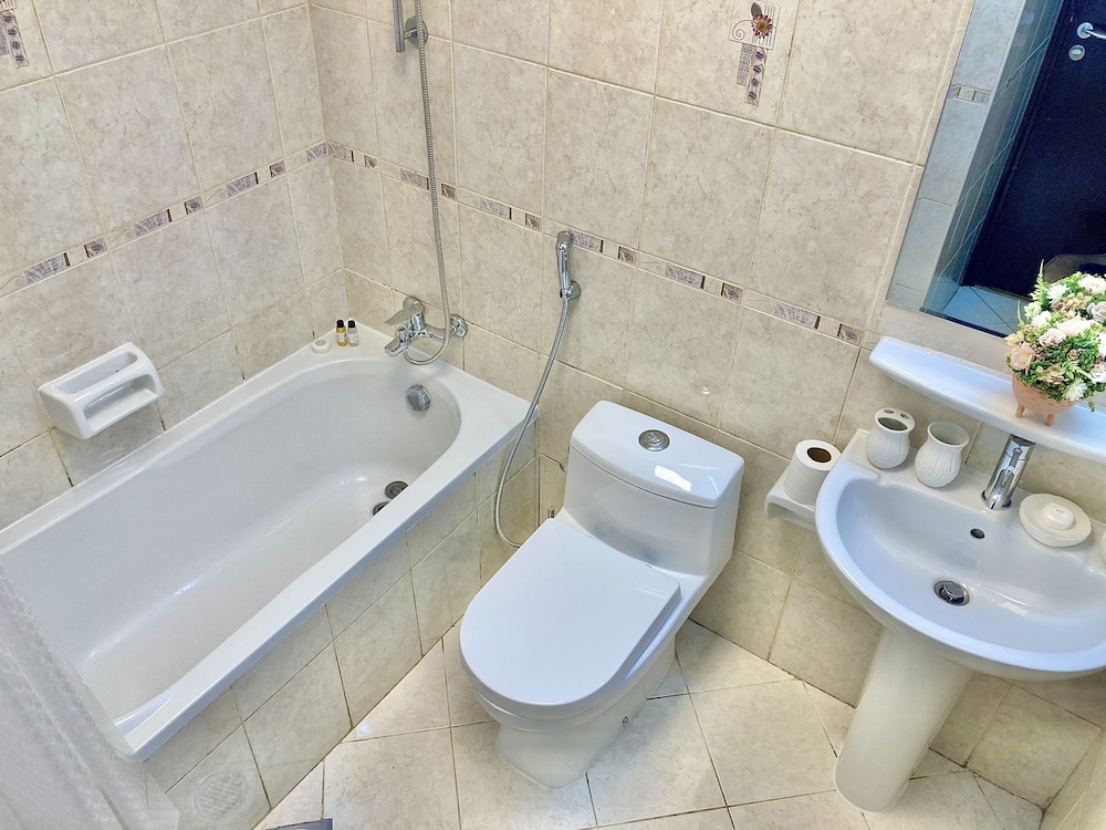 Whitesage - Lakefront Apartment Amidst Parks With Lake Access