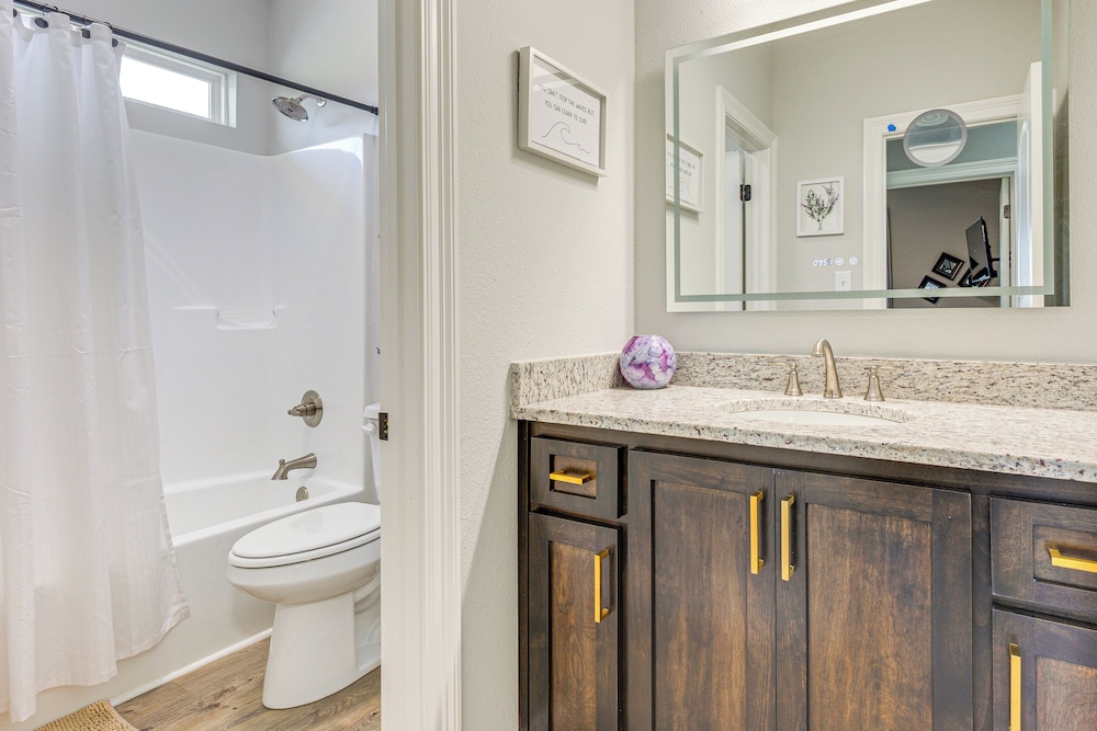 Suburban Bliss! Cozy Home w/ Neighborhood Perks