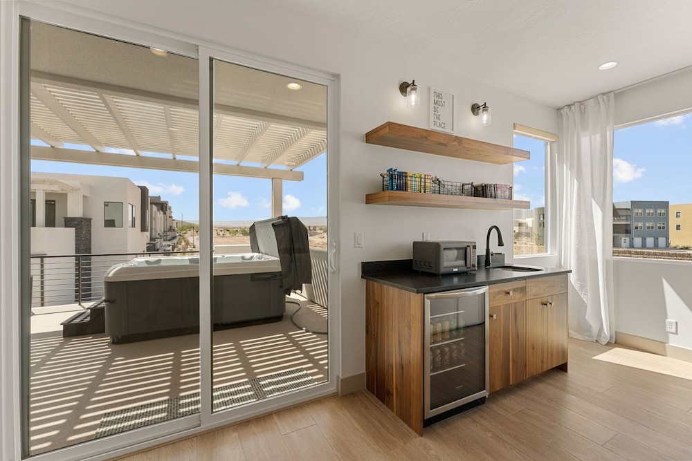 Country Is Cool Again 5 Bedroom Townhouse