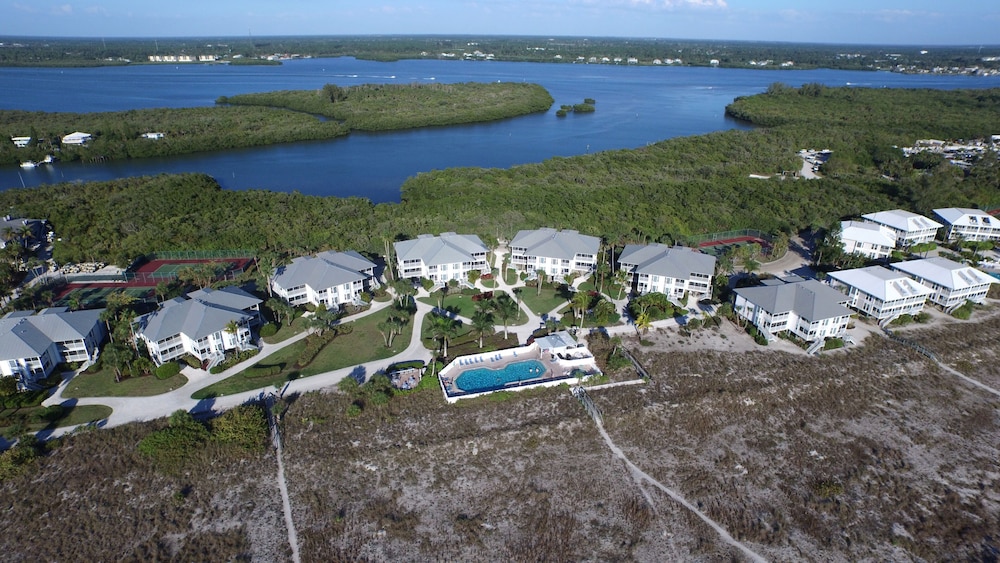 Palm Island 2 Bedroom Deluxe Villa by RedAwning view 4