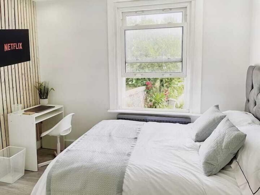Modern Room in Centrally Located- Room 4
