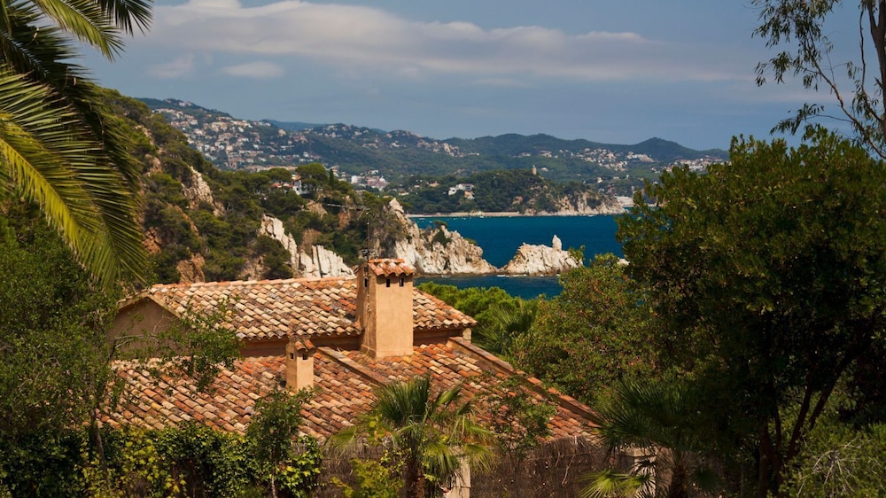 Vila Maer in Blanes With 5 Bedrooms and 2 Bathrooms