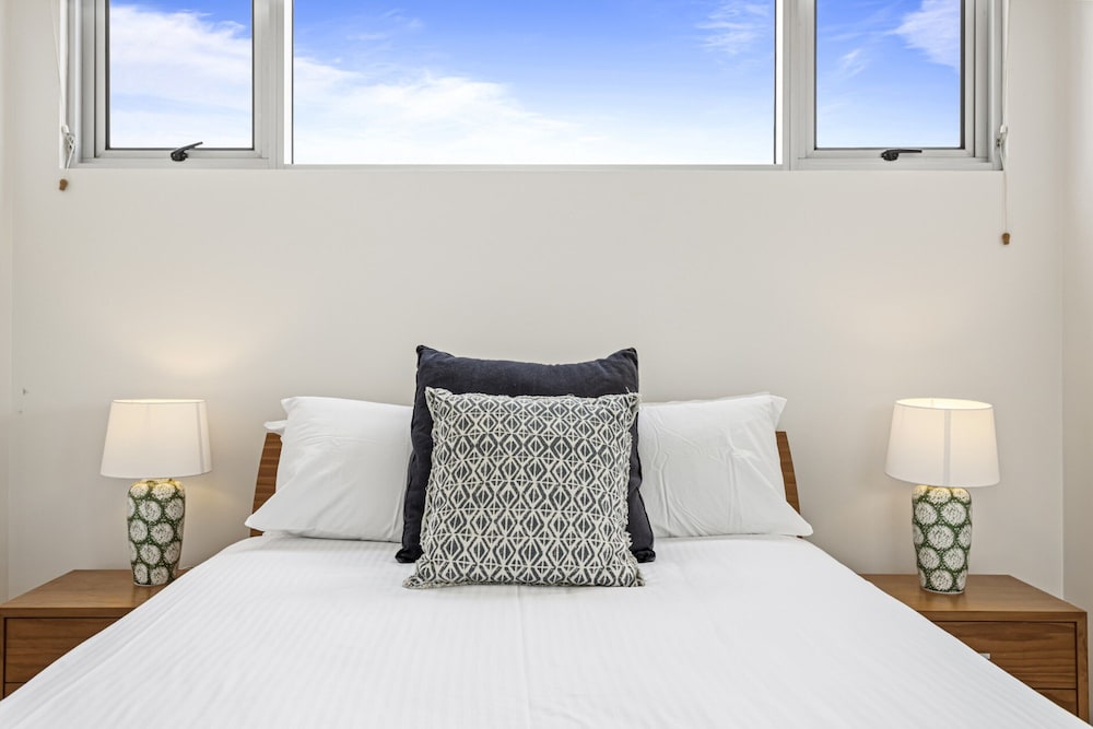 High-floor 2-bed CBD Unit With Views & Amenities