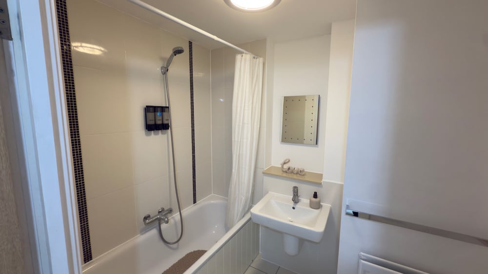 Central M K 2-bedroom Apartment, Sleeps 4, Parking