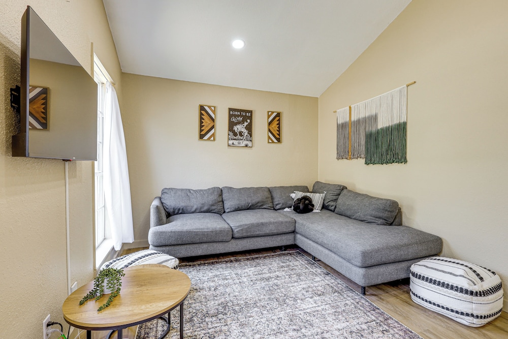 3 Mi to Dtwn! Group-friendly Getaway in Temple