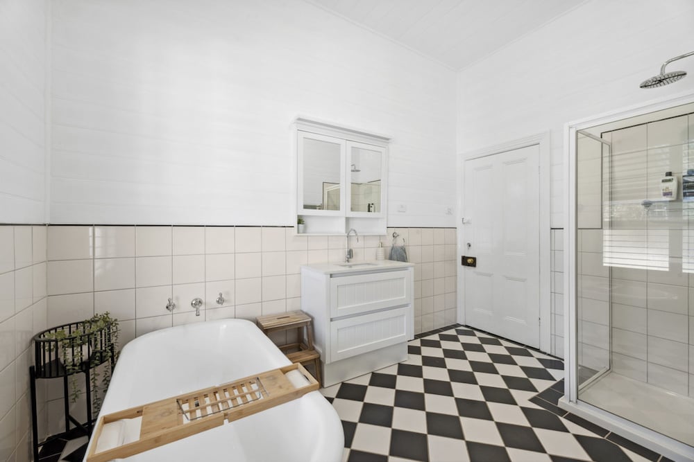 Ye Olde St Leonards Hotel Pet Friendly Sleeps 9