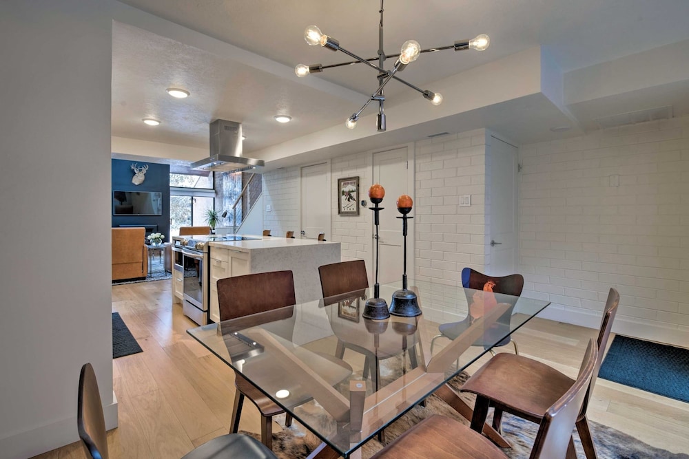 Parkside Loft by Avantstay Walk to Ski Lifts Town Pool Hot Tub Access