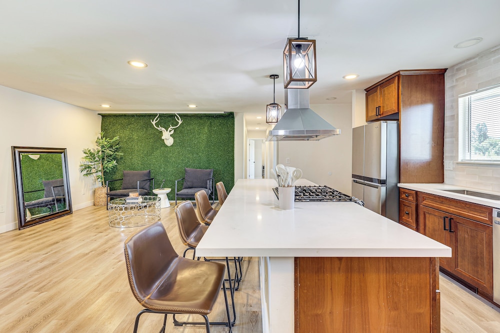 Modern Gem w/ Outdoor Oasis: 5 Mi to Lake Jennings