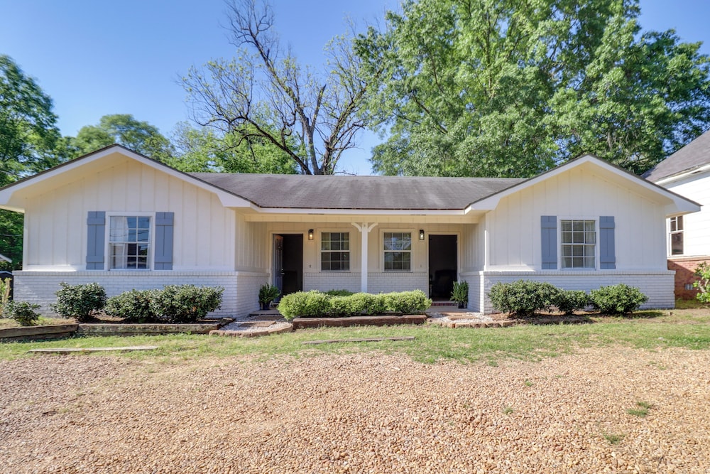 Walk to Eats & Entertainment: Home in Brookhaven