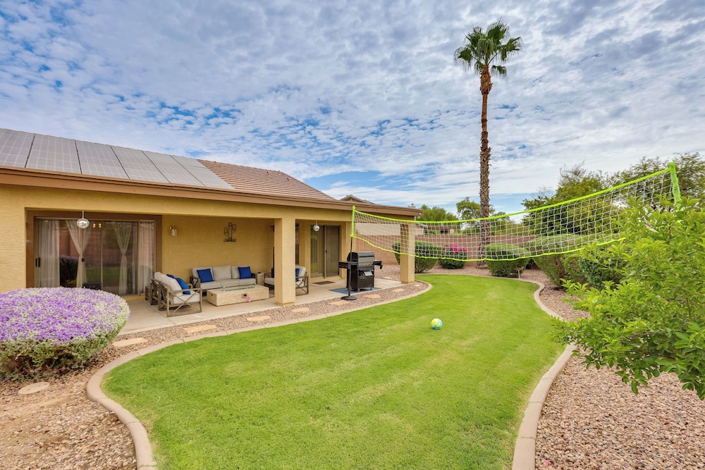 Spacious & Fenced Yard: Relaxing Home in Surprise