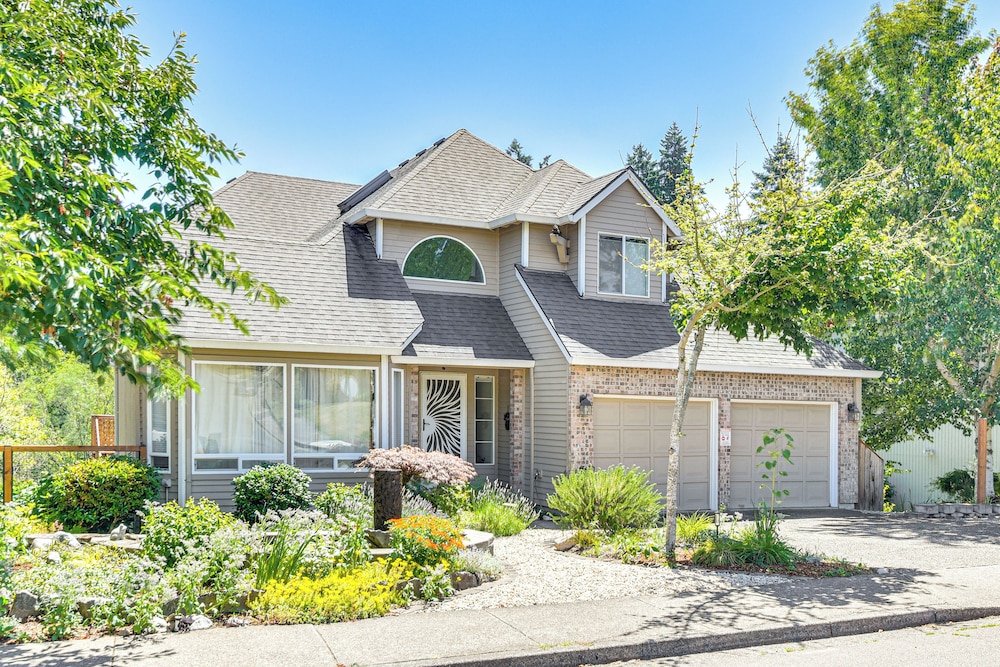Backs to Wetlands: Tranquil Beaverton Retreat!
