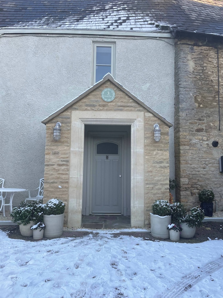 Cottage on High Street, own Parking and EV Charger