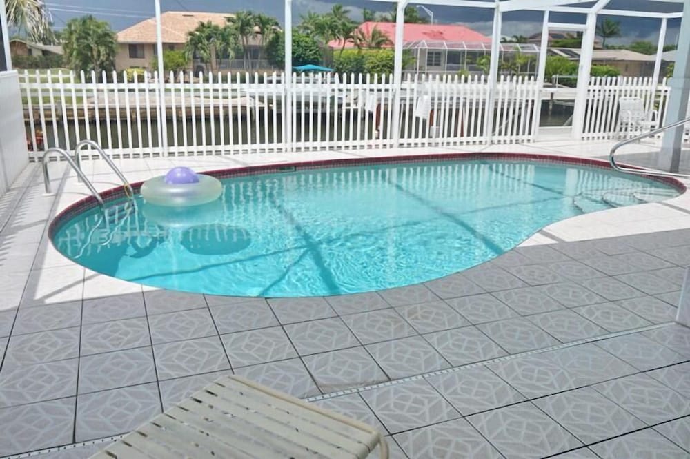 SHEN1124 3 Bedroom Holiday Home by Marco Naples Vacation Homes