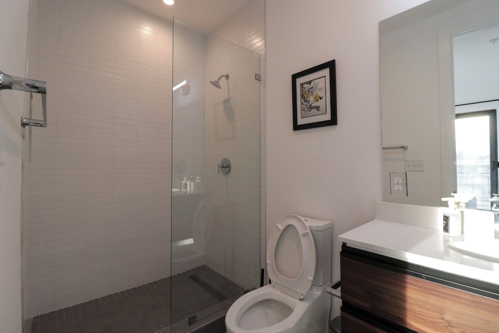 Unit 9: Luxe 2BR Penthouse | Sleeps 6