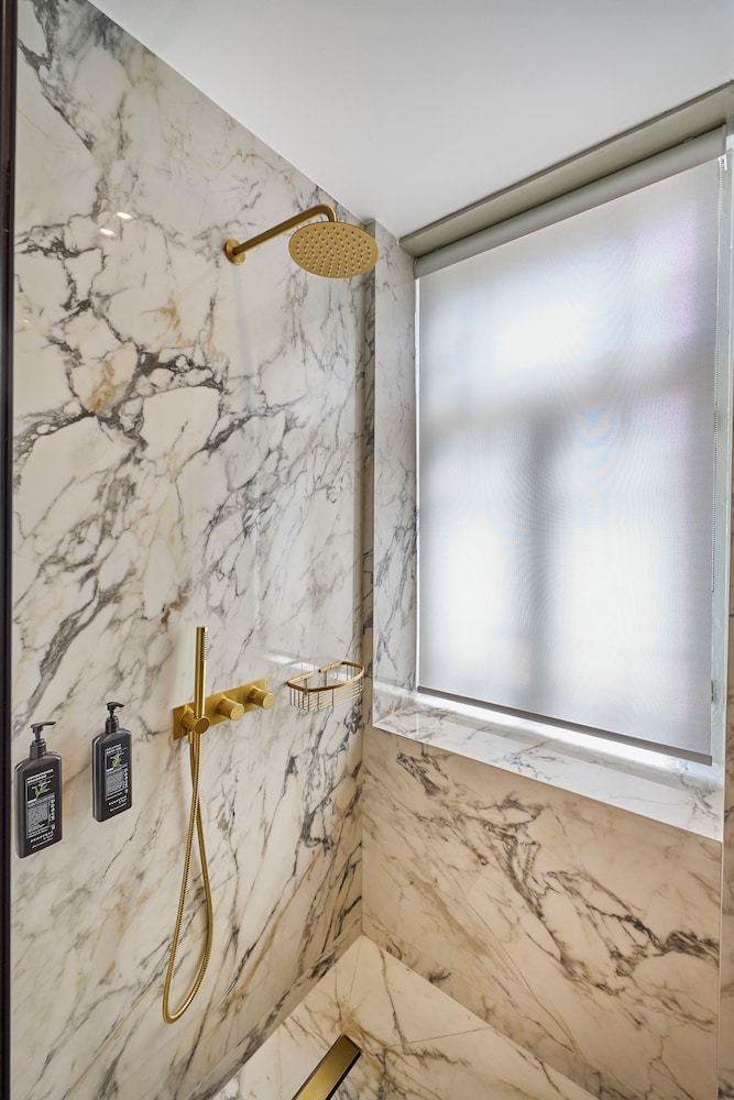 Ermou 99 Intelligent Private Suites