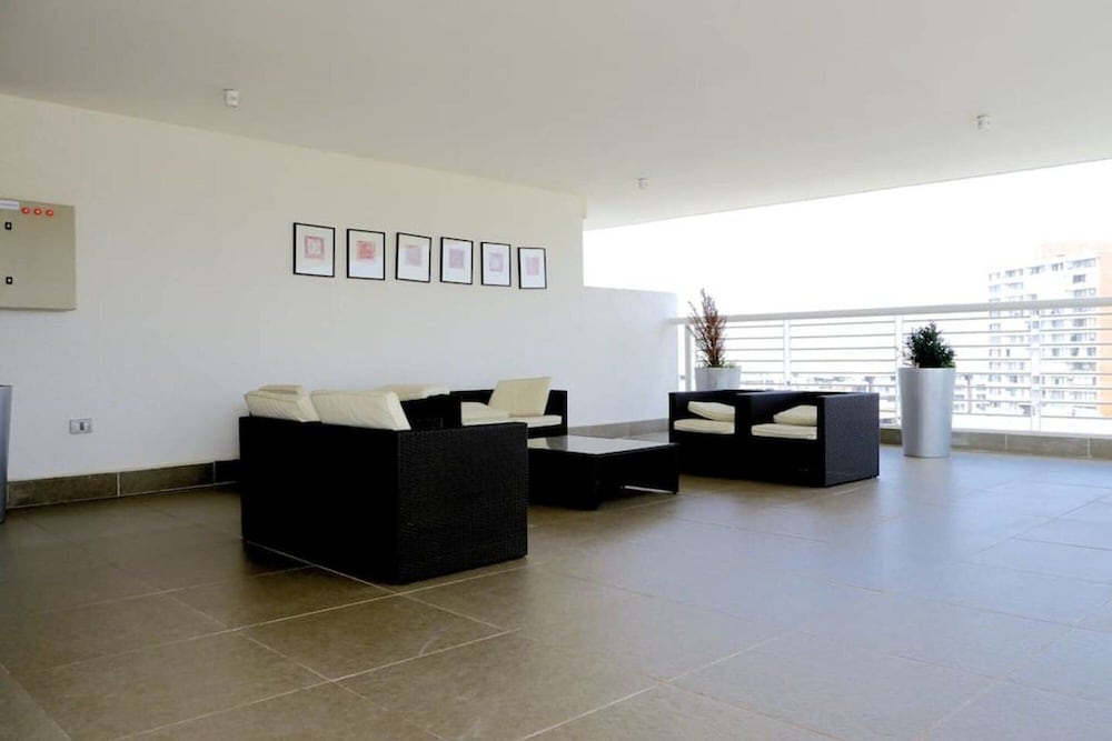 Carmelitas Contemporary 1BR Apt - Pool Gym Metro
