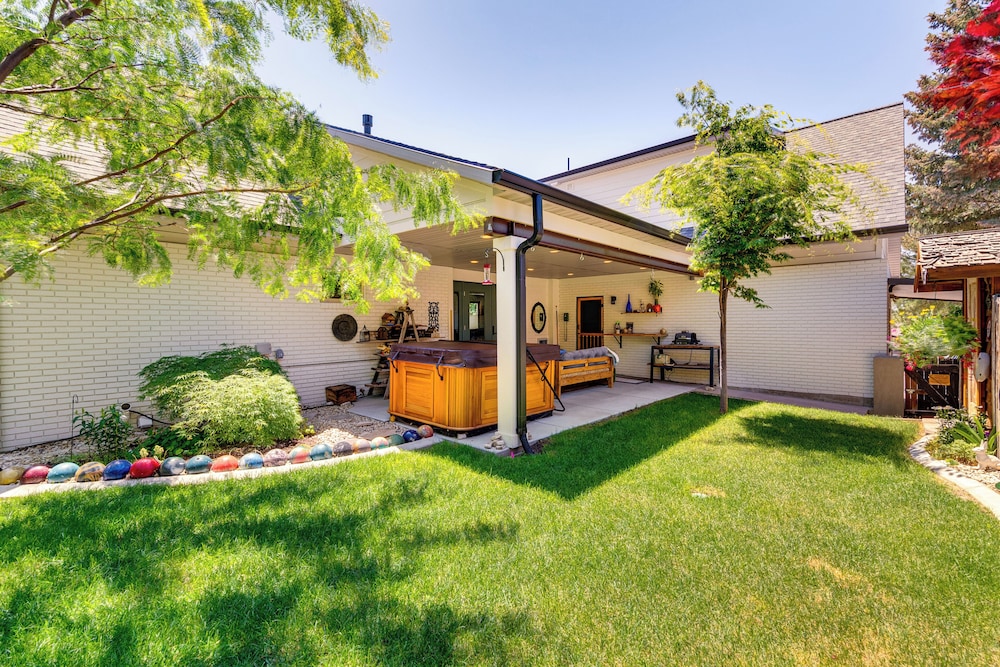11 Mi to Snowbird Resort: Mtn-view Apt w/ Hot Tub